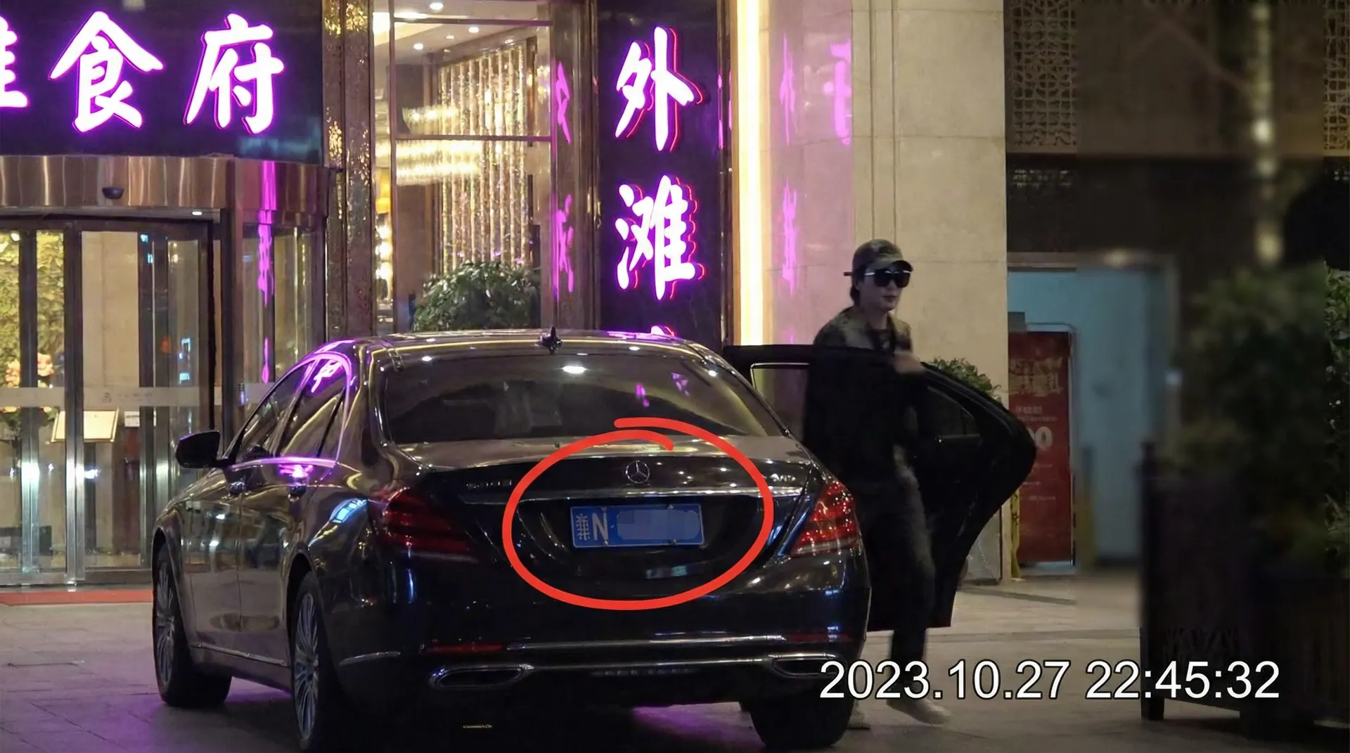 天降之雯_天降之雯短视频在线观看~今日热点天降之雯导航 - 豪车餐厅外偷拍